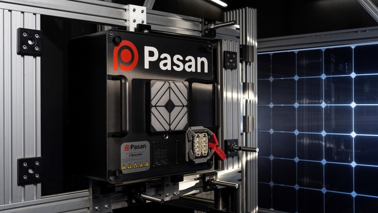 HighLIGHT SMT+ light box – measurement system for PV production