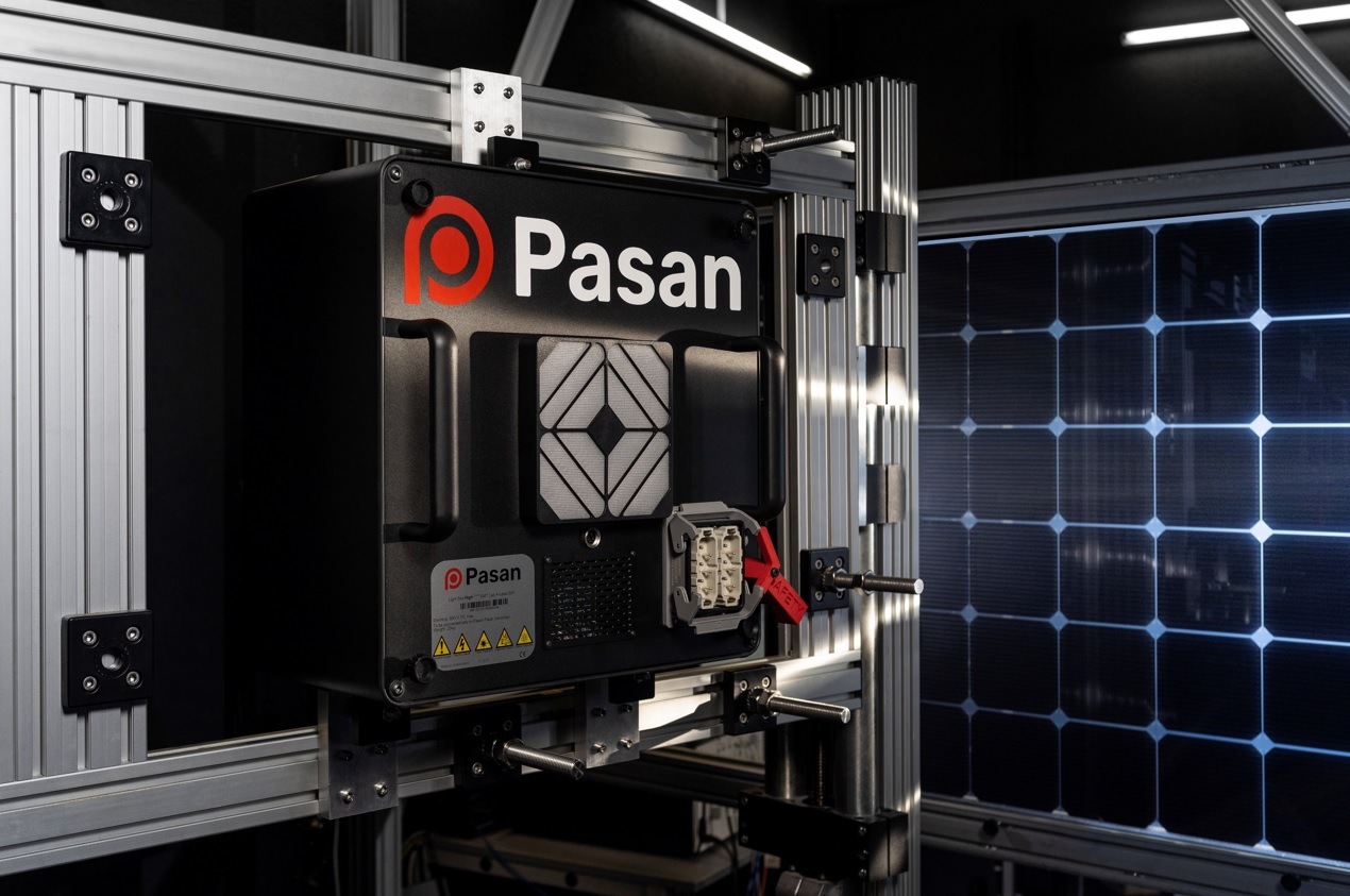 HighLIGHT SMT+ light box – measurement system for PV production